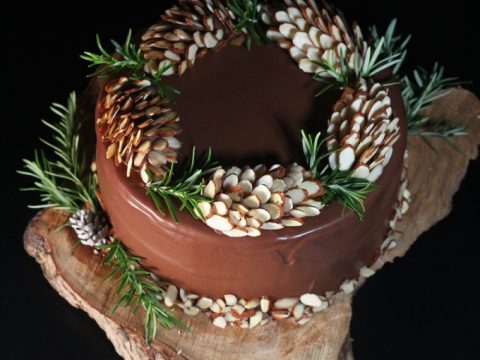 10 Pinecone Wedding Cakes You Will Pine For - Rustic Wedding Chic | Gateau  noel, Decoration gateau, Décorations de gâteaux de noël